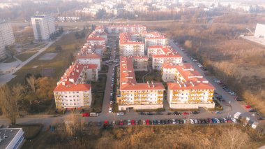 Düzenli yerleşim planı ve yolları olan düşük katlı konut alanları