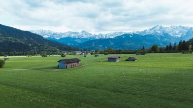 Köy evlerinin arkasındaki karlı dağ manzarası