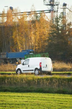 Taşıma aracı kırsal yolda.