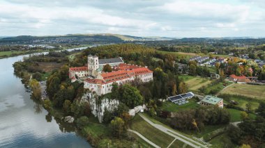 Sonbaharda Vistula 'dan Benedictine Manastırı