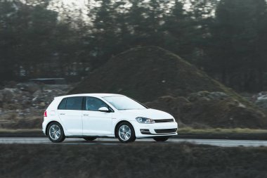 Sessiz kırsal kesimde işlevsel kompakt araba