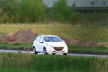 Yakıt tasarruflu şehir arabası yolda ilerliyor