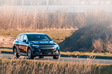 Kırsal alanda hareket eden zarif EV