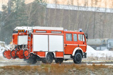 Acil durum itfaiye aracı olay yerine gidiyor.