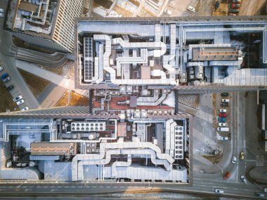 Fabrikanın çatısındaki havalandırma üniteleri.