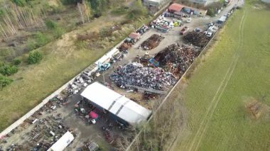 İnsansız hava aracından görülen metal geri dönüşüm tesisi