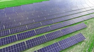 Yenilenebilir enerji parkı sisteminin hava görüntüsü