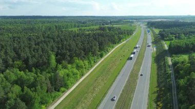 Ormanla çevrili kırsal otoyol trafiği