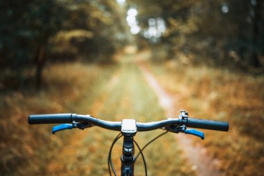 Orman yolunda GPS 'i olan dağ bisikleti gidonu