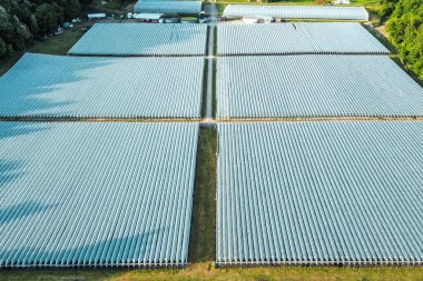 Çoklu tünel çiftlik yapıları yukarıdan görülüyor