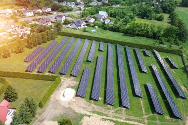 Yeşil Topluluktaki Güneş Panelleri ile Modern Evler