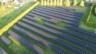 Doğal ortamda modern güneş enerjisi çiftliği