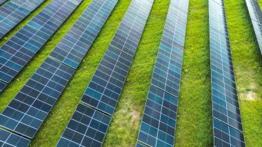 Ev çatısı sisteminde güneş enerjili paneller