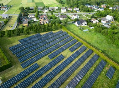 Geleneksel ahşap bina üzerine modern güneş teknolojisi