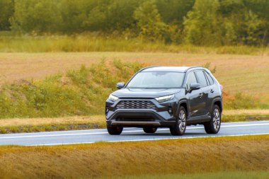 Kırsal yolda modern SUV 4x4