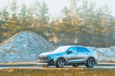 Kırsal yolda pahalı bir SUV aracı.