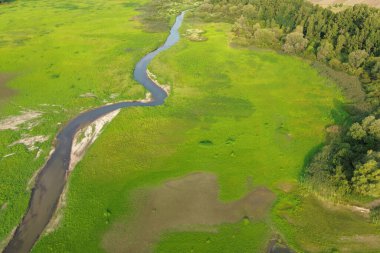 Kırsaldaki kıvrımlı nehrin hava manzarası