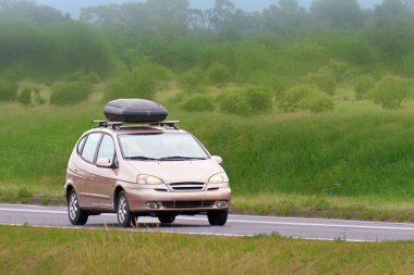 Çatı Depolama Kutusuyla Çapraz SUV Seyahati