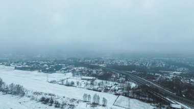Kışın karla kaplı tarlalar ve orman havasından çekilen görüntüler.