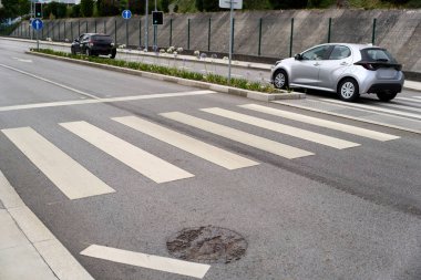 Beyaz çizgili zebra yaya geçidi