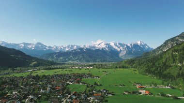 Bavyera dağ köyünün havadan görünüşü