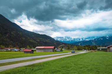 Yeşil alp çayırında dramatik bir gökyüzü