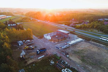 Gün doğumunda kırsal yol yakınlarındaki gelişim alanı