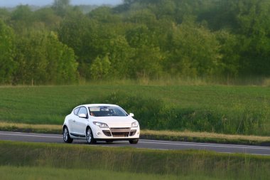 LED farlı küçük spor araba ön görünümü