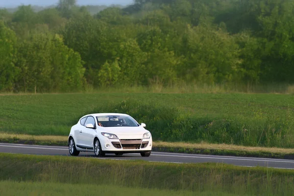 LED farlı küçük spor araba ön görünümü