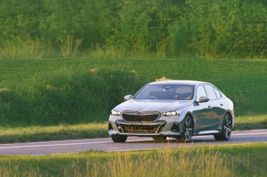 Manzaralı açık havada lüks bir yol arabası.