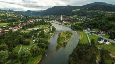 Manzaralı kırsal alanda nehir kenarındaki kır evleri