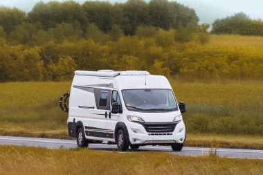 Kervan yazın kırsal bölgelerde geziyor.