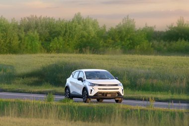 Manzaralı köy yolunda modern geçiş sürücüleri