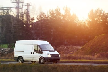 Kırsal yolda kargo aracının yan görüntüsü