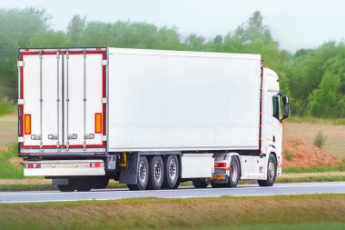 Kırsal asfalt üzerinde boş beyaz kargo karavanı