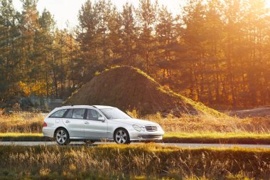 Avrupa Combi arabası kırsal alanda geziyor