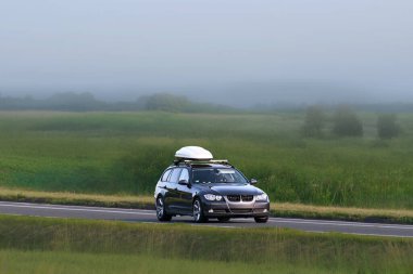 Kırsal alanda seyahat eden geniş bir vagon.