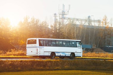 Boş yol ve hareket halinde otobüs