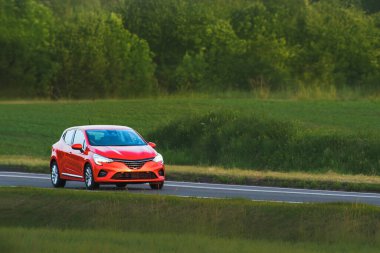 Gündüz vakti açık olan Alman yapımı hatchback