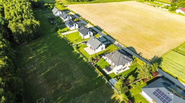 Ayrılmış evleri ve yeşil çimenleri olan bir yerleşim yeri.