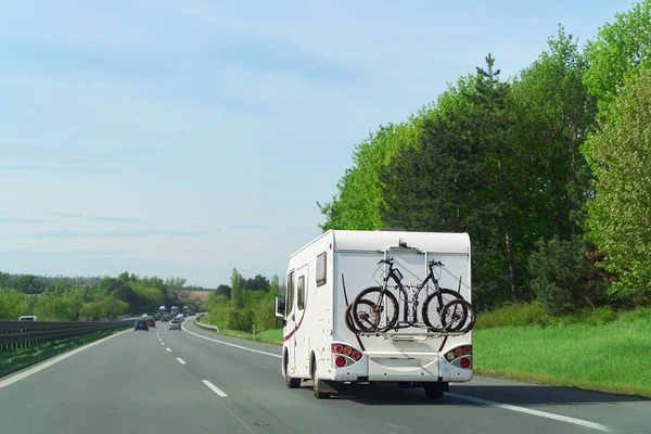 Yaz tatilinde karavanlı dağ yolu
