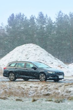 Karlı caddede yüksek performanslı sedan