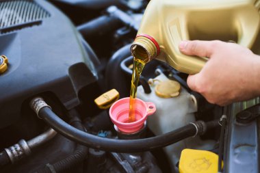 Arabanın içine motor yağı dökülüyor.