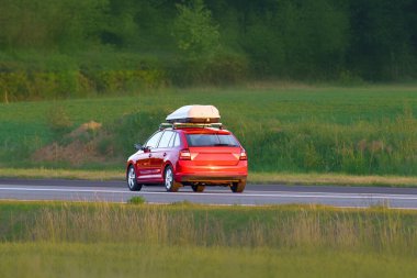 Otomatik bagaj kutusuyla kırsal yolda