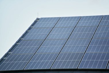 Güneş paneli çatı kurulumuna sahip konut