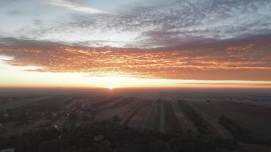 Ufuktaki güneşin ılık renkleri