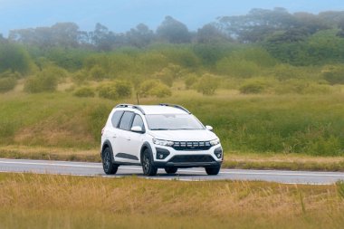 Alaşımlı tekerlekleri ve modern tarzı olan küçük Avrupa arabası