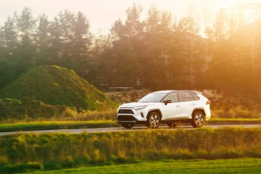 Araç sakin bir kırsal alanda ilerliyor.