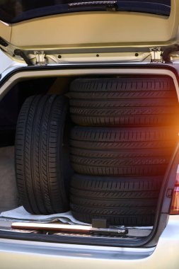 Lastikler açık bir aracın bagajında dizildi.