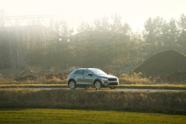 Manzaralı köy yolunda giden SUV.